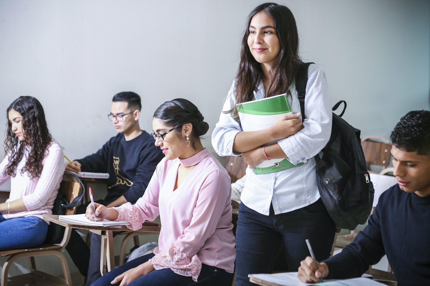 Docente acompañando a estudiantes en el aula